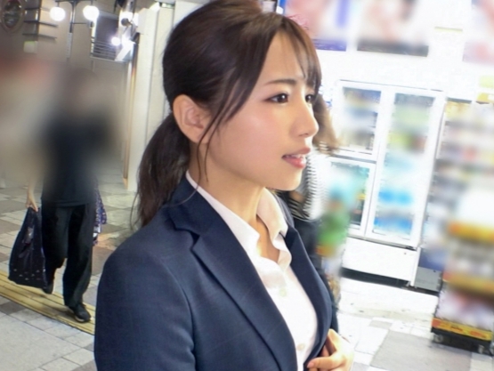 【オフィスでハメ潮OL】 美人OLの敏感なオマ○コを激しくピストン！ 仕事中なのに感じまくり、潮を吹きまくってイキ乱れる！