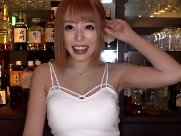 【スポーツバー店員の裏顔】素人女子がジュルジュルフェラで男を骨抜き！チンポをしゃぶりながら騎乗位で腰振り絶頂♡仕事中の真面目な顔とは別人のエロさに興奮必至！