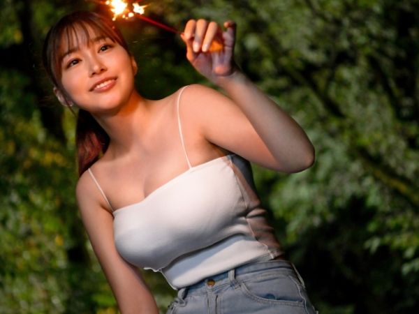 【田舎での一夏】東京から田舎に引っ越した巨乳娘が、見知らぬ男と禁断の同棲生活！ひと夏のワンルームで、たまたま出会った男と肉体関係に…。田舎の夜は長くて、エッチな誘惑に負けて、激アツなセックスに溺れる！♡