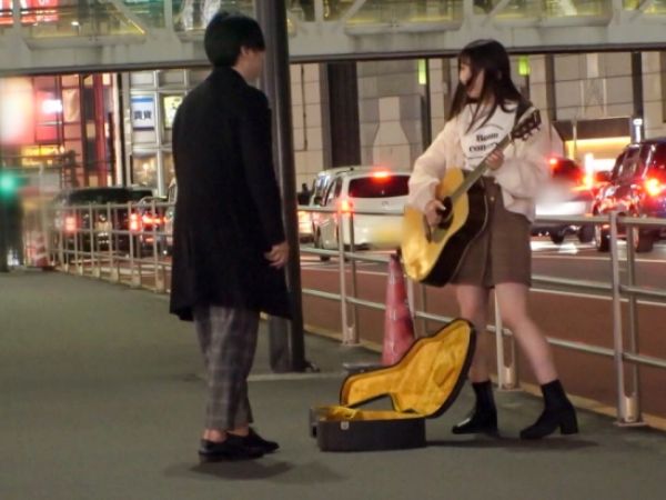 【素人ナンパ】路上ミュージシャンに100万投げ銭で彼氏持ちお姉さんを口説き落とす！ホテルで背面座位や立ちバックで激しく突かれ、現ナマの力に負けたエッチな本性丸出しSEX！！