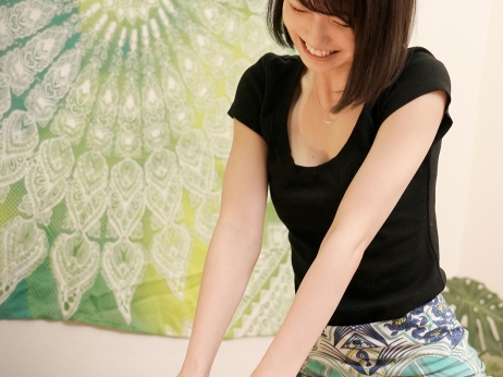 【細身エステ嬢の裏オプ】『気持ちよくしてあげる…』スレンダー美人が、エステの枠を超えた過激サービス！華奢な体でねっとりご奉仕、敏感な淫乱マンコで肉棒を包み込み、中出しまで許しちゃう！！