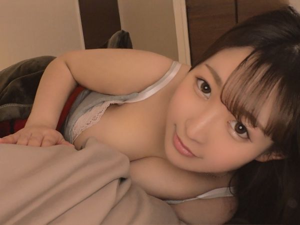 【夜這い痴女】巨乳美女が隣で寝てるのに…悶々とした夜に優しくエロくヌいてくれる！？♡ 寝てるはずがフル勃起、美人彼女たちの夜這いプレイに興奮MAX！！