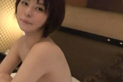 【微乳お姉さんの密着セックス】『小さなおっぱいも感度抜群…』控えめバストが逆にエロいお姉さんと密着ハメ撮り！肌と肌が触れ合う濃厚プレイで、感じまくる姿がたまらない！ウブな反応と大胆な腰使いで、エロさのギャップに溺れる♡