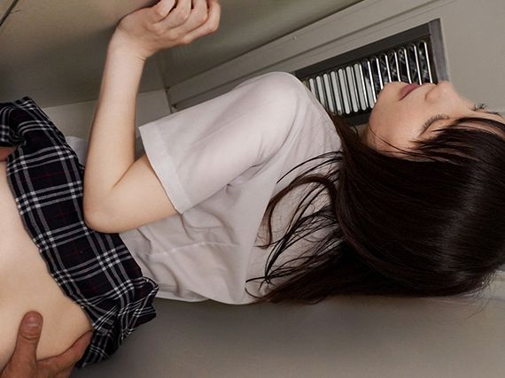 【制服美少女の密着エッチ】『誰かに聞こえちゃう…』教室のロッカーで超狭空間セックス♥声を押し殺しながらも、感じまくるJK！密着度MAXの体勢で、制服越しに伝わる熱い吐息と甘いささやきがたまらない！☆