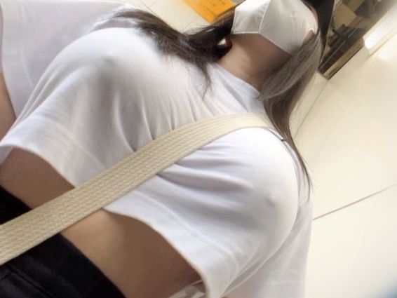 【爆乳保育士の危険なアルバイト】『子供には内緒にして…』Iカップの巨乳を揺らしてコスプレセックスに没頭する淫乱保育士！ノーブラ乳首が敏感すぎて即イキ♡