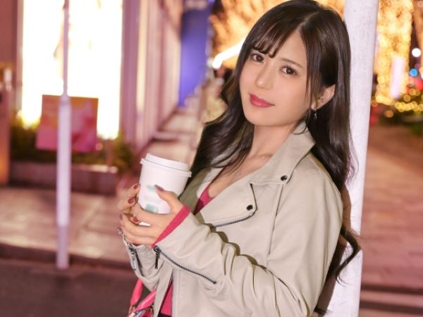 【人妻発情】『もう我慢できない…』色気ムンムンの美人妻が、車内で濃厚キスから爆速発情！手マンで奥まで掻き回され、駐車場での熱いセックスで何度もイキまくる！♡