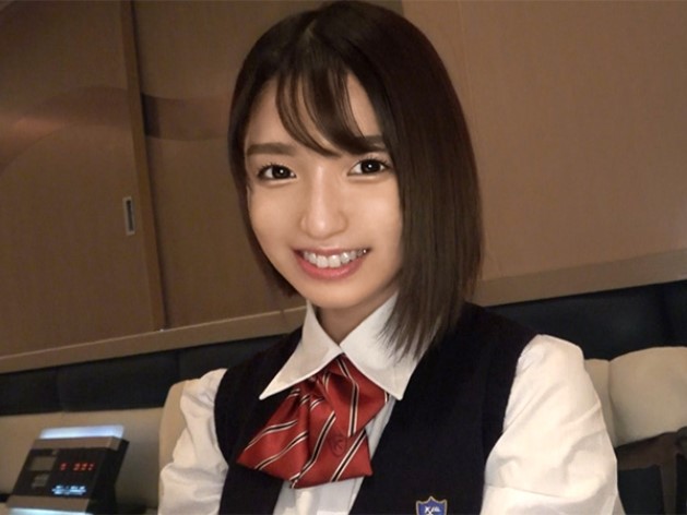 【制服美少女の過激な挑発】『見て…ここ、濡れてる？』無邪気な笑顔でおまんこをくぱぁ♡アナルまで丸見えの体勢で大胆披露！その後、ちんぽを咥え込むヌルヌルま●こが激しく悶える！制服姿とのギャップがヤバすぎる！！