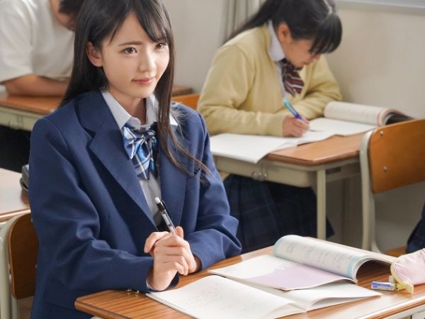 【禁断の校内ラブ】『先生、もう我慢できない…』学校一の美少女JKが担任教師を誘惑！制服姿で押し倒し、初セックスに挑戦！ウブな反応がたまらない♡