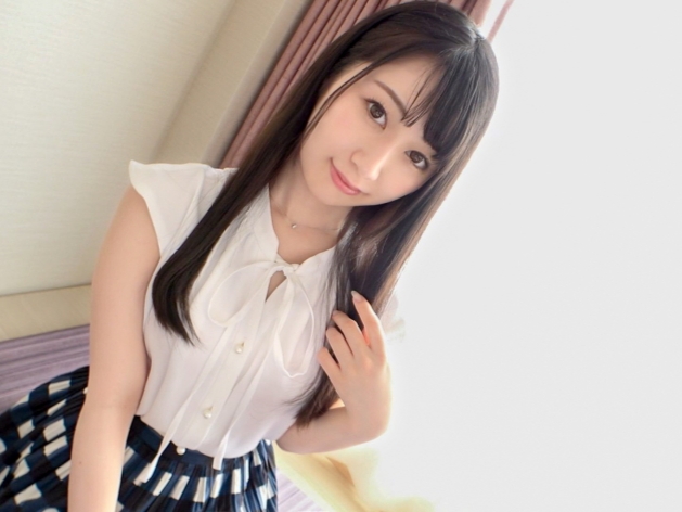 【無毛マ○コに激突き！】華奢ボディの美少女と濃厚セックス！スレンダーなカラダを激しく抱きしめ、ツルマン奥までチンコをブチ込んで感じまくる！♡