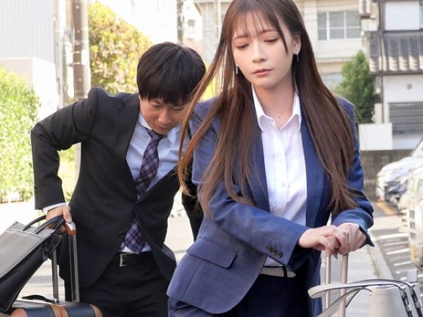 【出張先で痴女化】『どっちが好き？』女上司が後輩君を相部屋で誘惑！彼女の存在を無視して、寝取るように痴女化セックスで搾精！出張先での禁断の快楽に溺れる夜♡